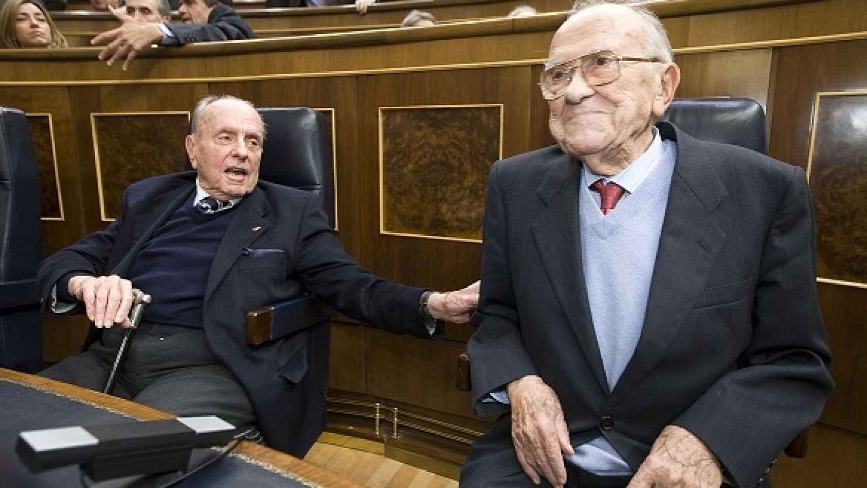 Manuel Fraga (izquierda) y Santiago Carrillo (derecha), en el Congreso de los Diputados.