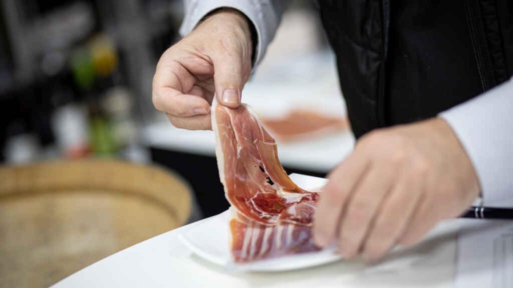 En la fase visual, Carlos observa el color de la carne, de la grasa y las vetas que pueda tener cada jamón.