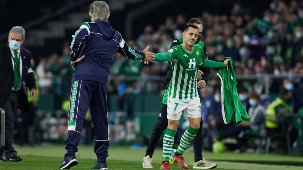 Manuel Pellegrini y Juanmi Jiménez se dan la mano.