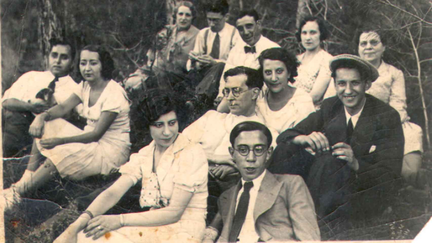 Lluís Planas, padre del ministro, en primer plano con gafas, en una reunión con familiares y amigos en Manresa.