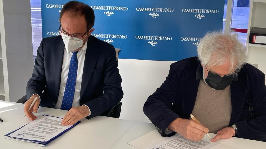 La firma se ha efectuado por parte del Director General de Casa Mediterráneo, Andrés Perelló y por el presidente de FACM, Vicente Miguel Garcés Ramón.