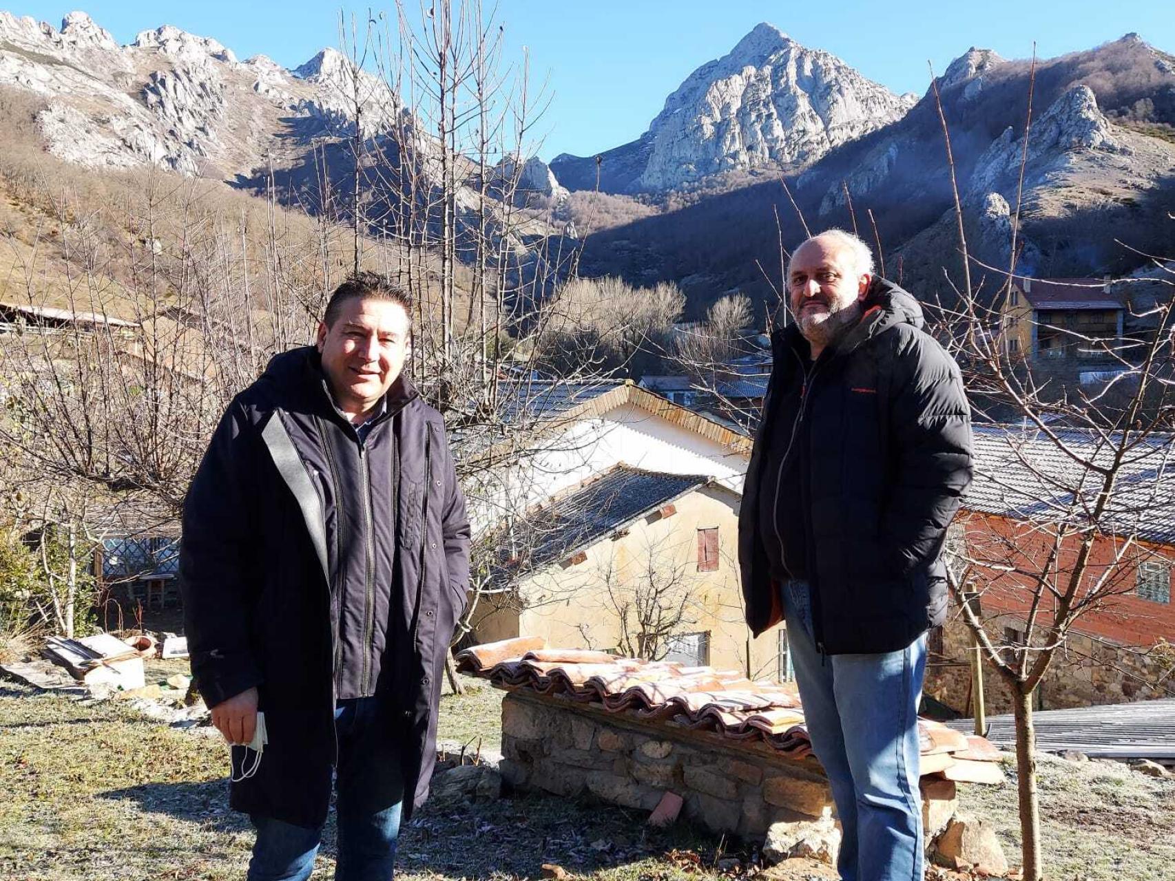 Luis Mariano Santos con el alcalde de Crémenes / ICAL