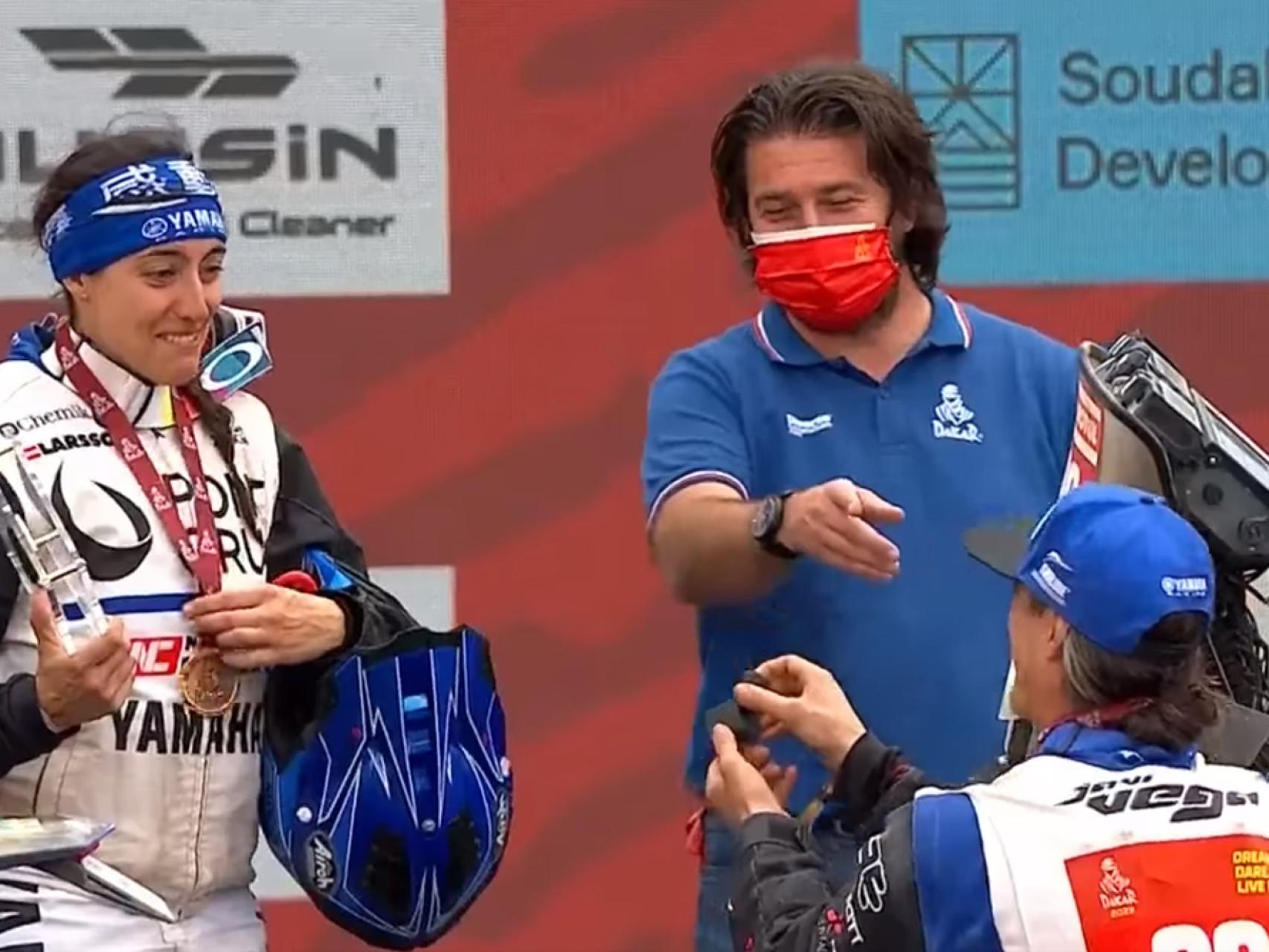 Momento de la pedida de mano a Sara García