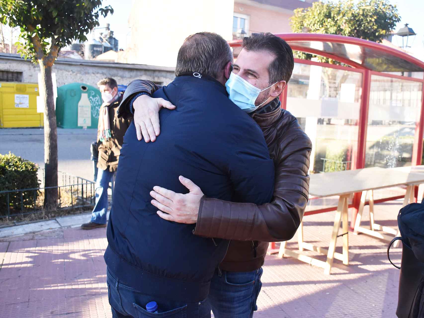 Luis Tudanca se abraza con Adolfo López