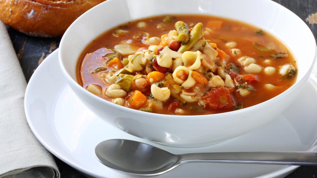 Imagen de un plato de sopa minestrone.