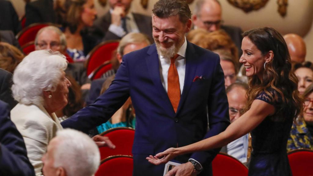 Menchu Álvarez del Valle con su nieta Telma en los Premios Princesa de Asturias 2019.