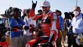 Sam Sunderland celebra su título del Rally Dakar 2022