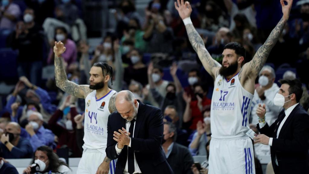 Jeff Taylor y Vincent Poirier, con Pablo Laso delante, celebrando una canasta