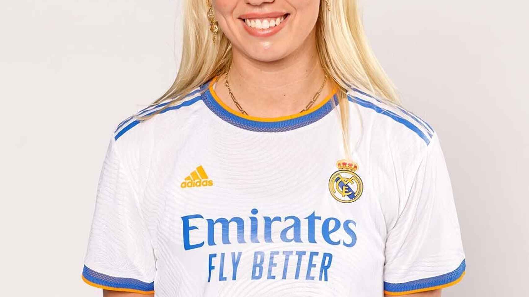 Sofia Svava posando con la camiseta del Real Madrid