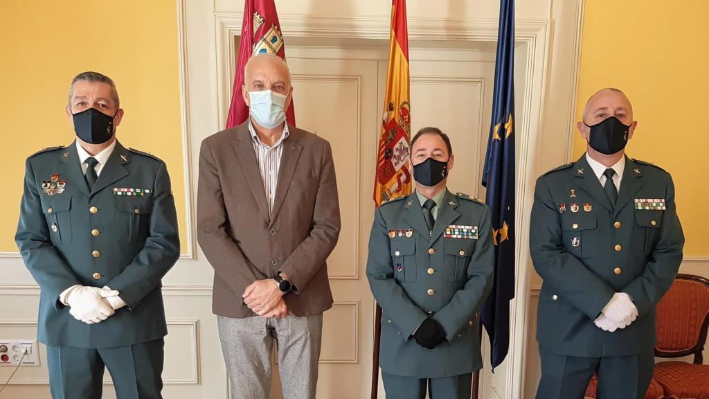 El subdelegado del Gobierno en Cuenca, Juan Rodríguez, con los nuevos comandantes de la Guardia Civil tras su ascenso. Foto: Delegación de Gobierno en CLM