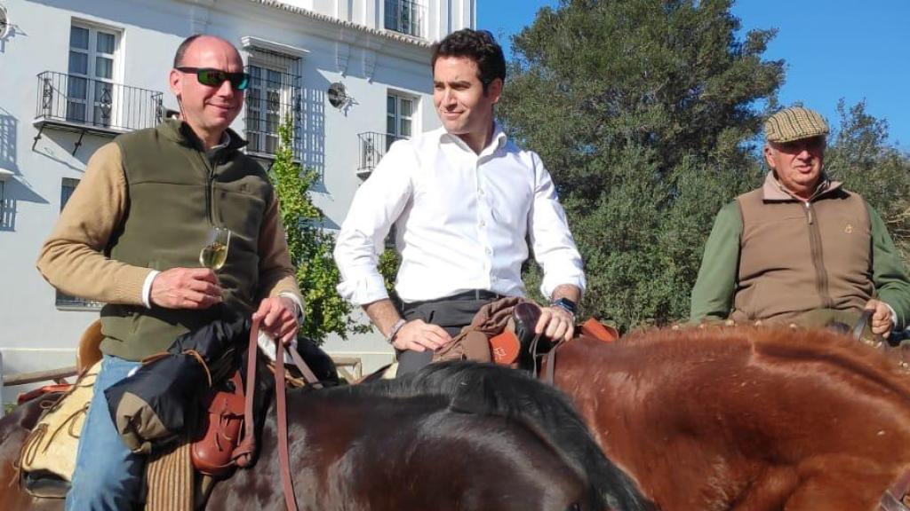 El secretario general del PP, Teo García Egea, monta a caballo durante su visita a Almonte (Huelva).