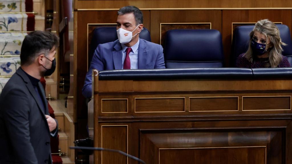 Gabriel Rufián, portavoz de ERC, junto al presidente del Gobierno, Pedro Sánchez, y la vicepresidenta segunda, Yolanda Díaz.