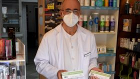 El dueño de la Farmacia Utrera sostiene test antígenos.