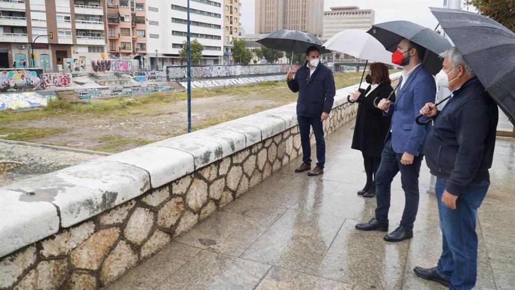 Grupo socialista en el Ayuntamiento de Málaga junto al cauce del río Guadalmedina.