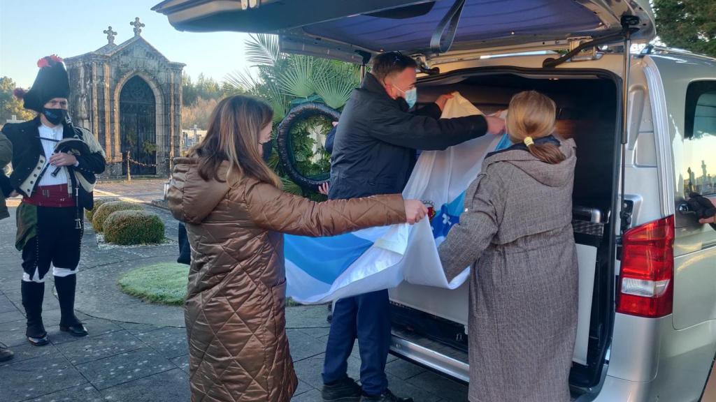 Traslado de los restos del poeta Uxío Novoneyra desde el cementerio de Lugo a O Courel.