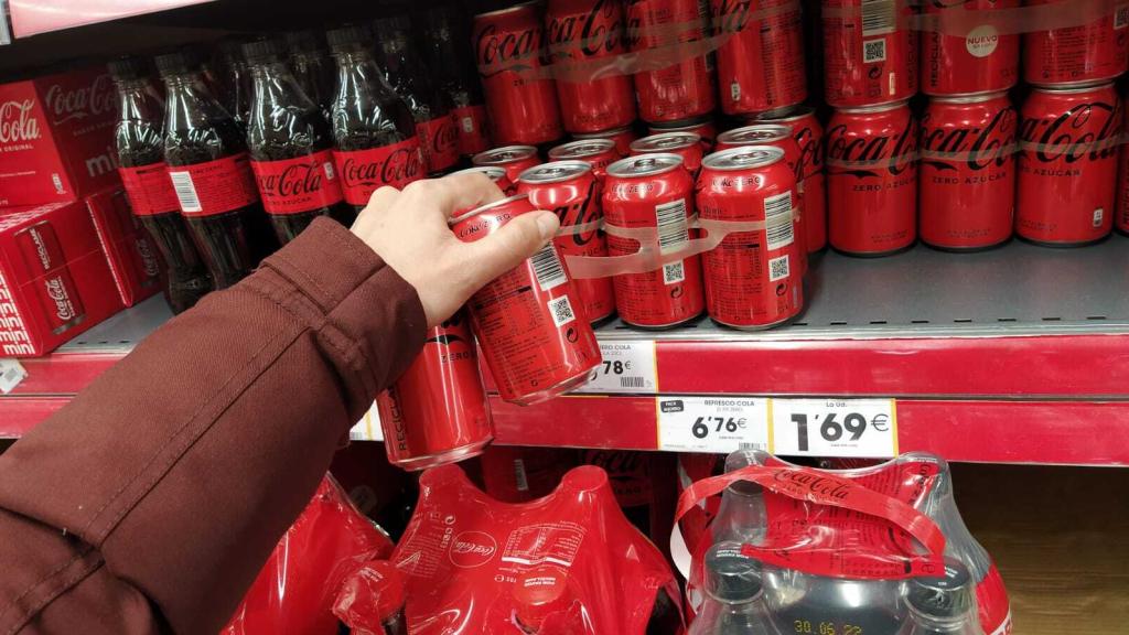 Seleccionando los envases de aluminio de un refresco en lugar de uno plástico.