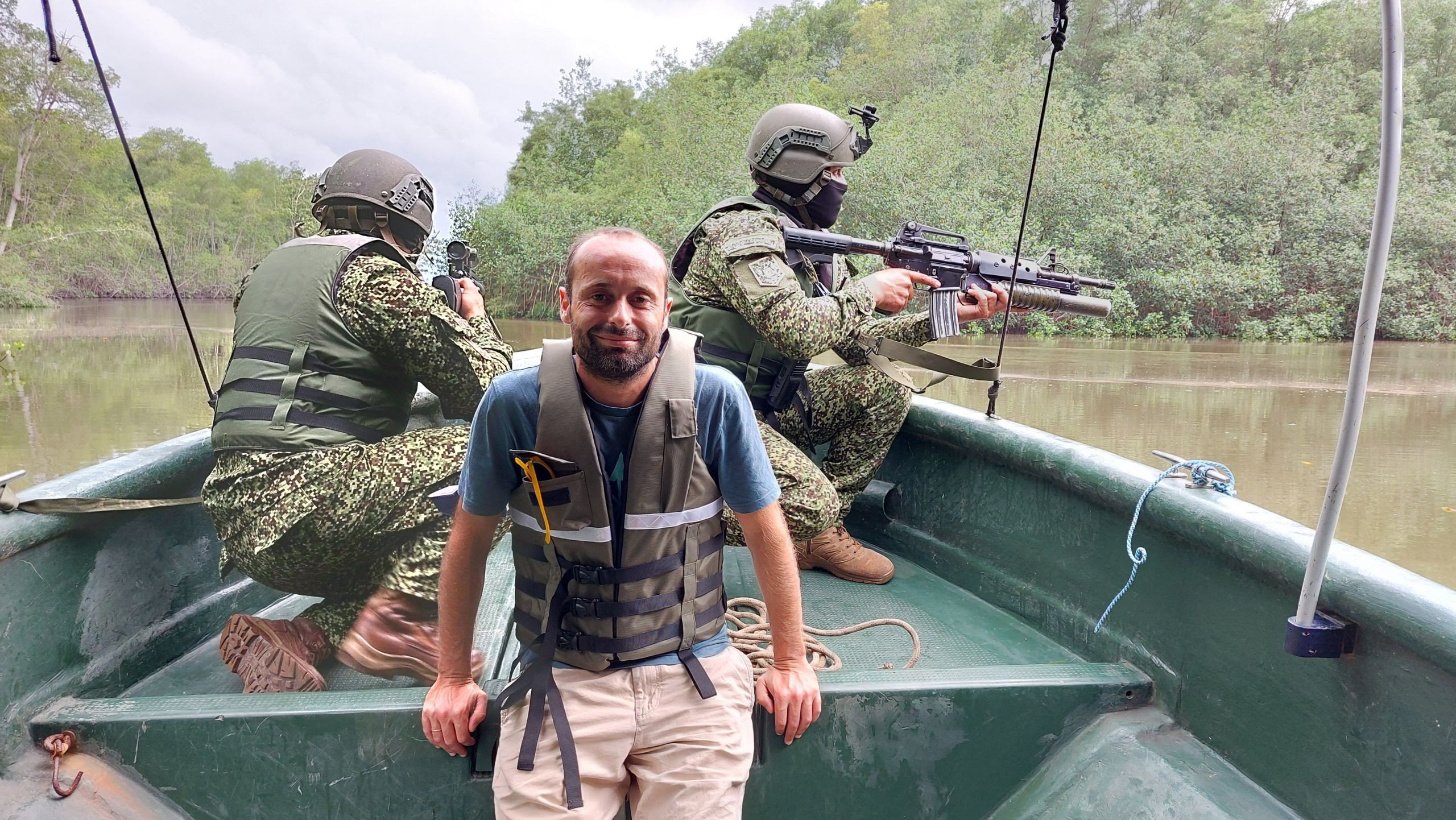 Javier Romero con una patrulla de la Armada en Colombia durante la grabación del documental ‘Operación Marea Negra: la travesía suicida’, de Amazon Prime Video. Foto: Cedida