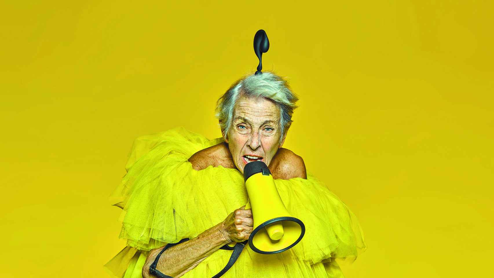 La actriz Lola Barón desafiando al mal fario amarillento en el CDN de Sanzol. Foto: Equipo Sopa
