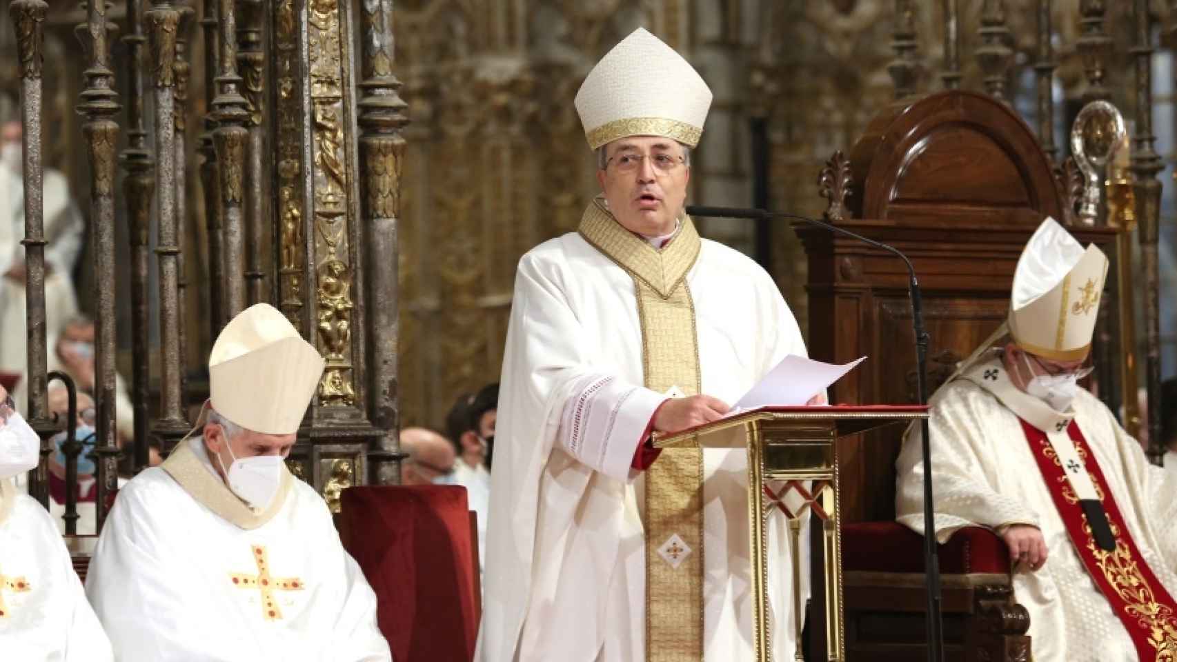 Momento de la ordenación del nuevo obispo auxiliar de Toledo, este sábado, en la catedral primada. (Foto: Óscar Huertas)