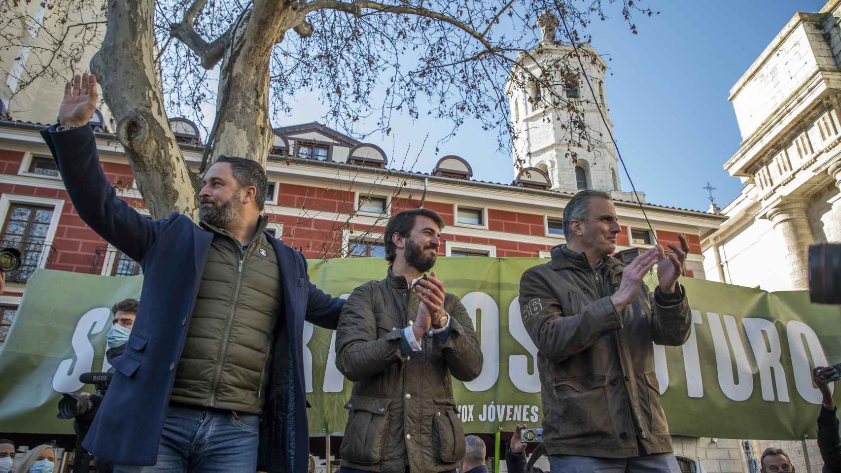 Santiago Abascal, Juan García-Gallardo y Javier Ortega-Smith, saludan a los asistentes al acto de hoy en Valladolid