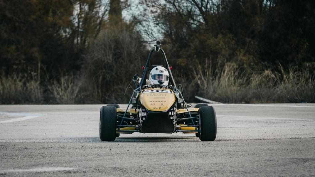 Imagen del vehículo rodando en el circuito.