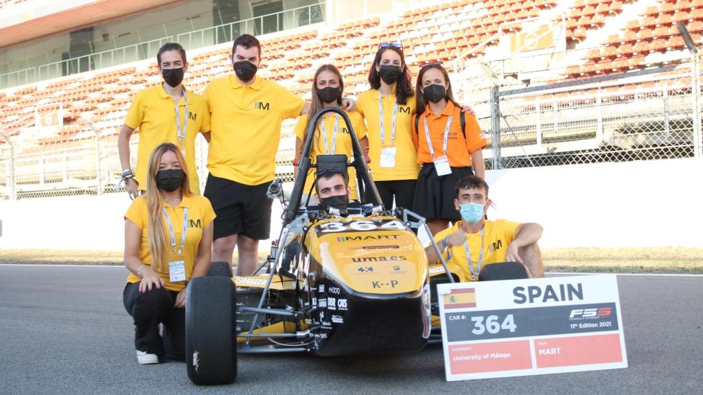 Los ocho miembros del equipo que viajaron a Montmeló.