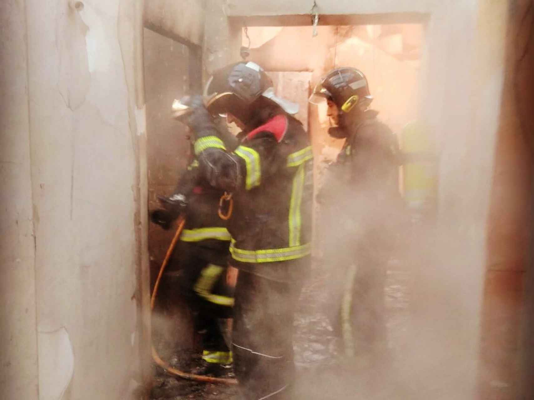 Aparatoso incendio en una vivienda de un pueblo de León