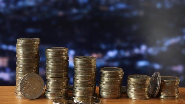 Varias pilas de monedas.