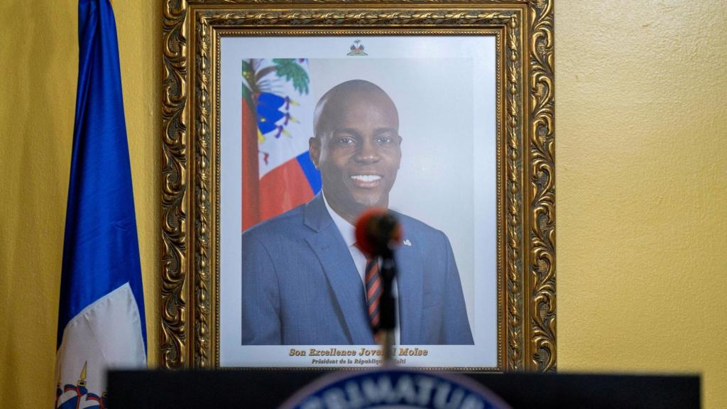 Una fotografía de Jovenel Moise cuelga en una pared.