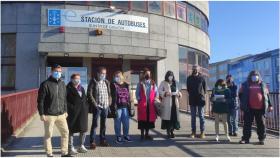 Plataforma de usuarios frente a la Estación de Ferrol.