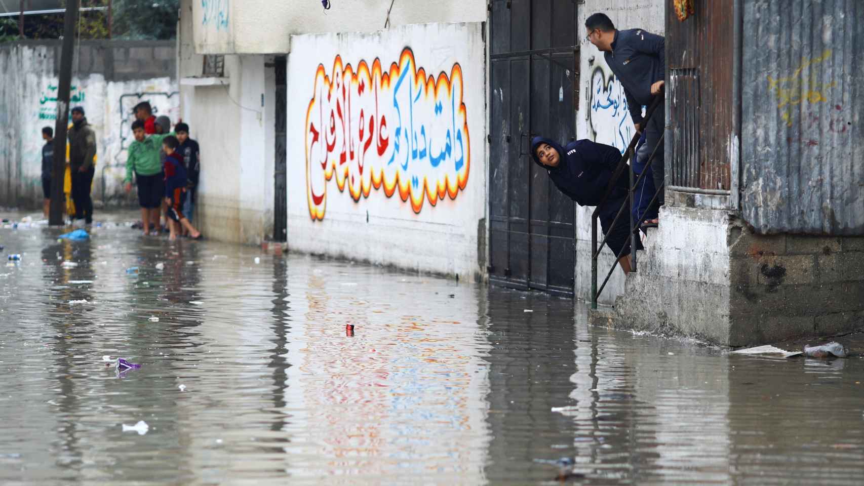 Palestinos observan sus casas tras las fuertes lluvias en Gaza.