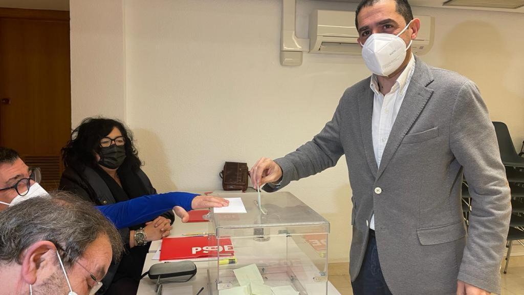 Toni Francés, votando esta mañana en las primarias.