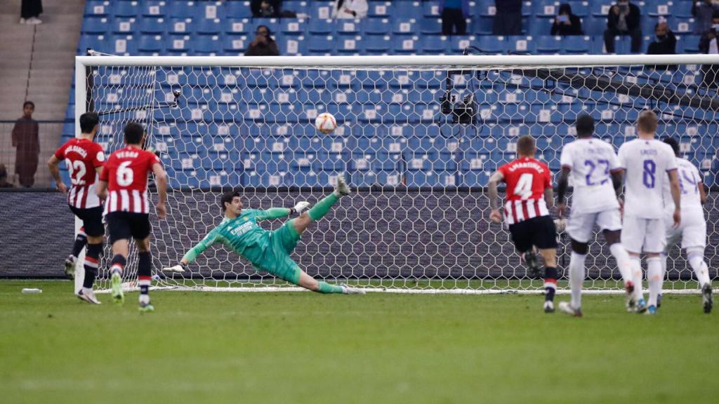 Thibaut Courtois para con el pie un penalti a Raúl García