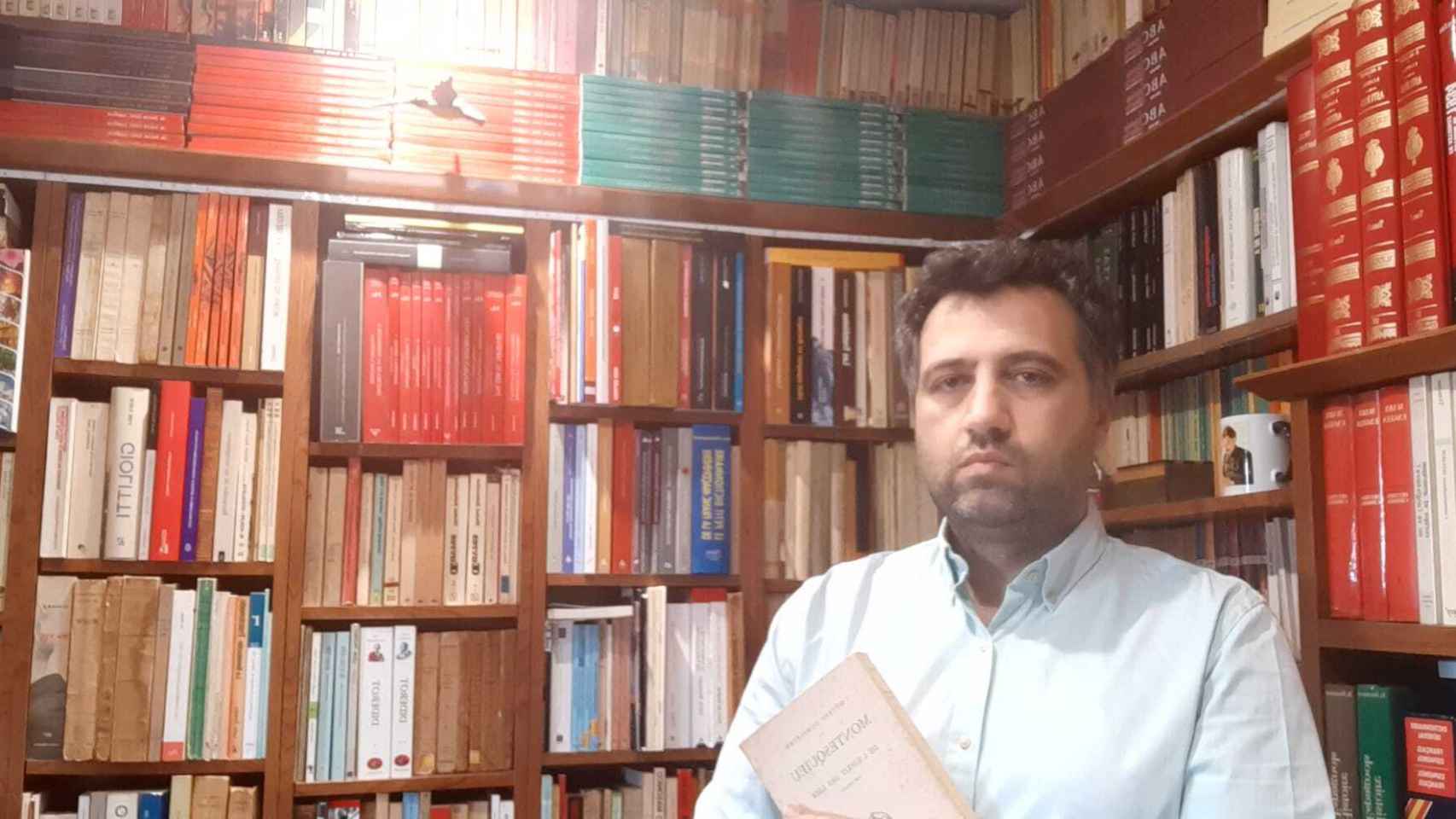 Yván Pozuelo, en su biblioteca.