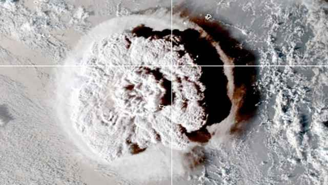 Imagen satelital de la erupción de un volcán submarino cerca de la nación insular de Tonga.