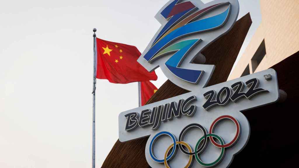 Una bandera china junto al rótulo de los Juegos Olímpicos de Invierno de Pekín 2022.