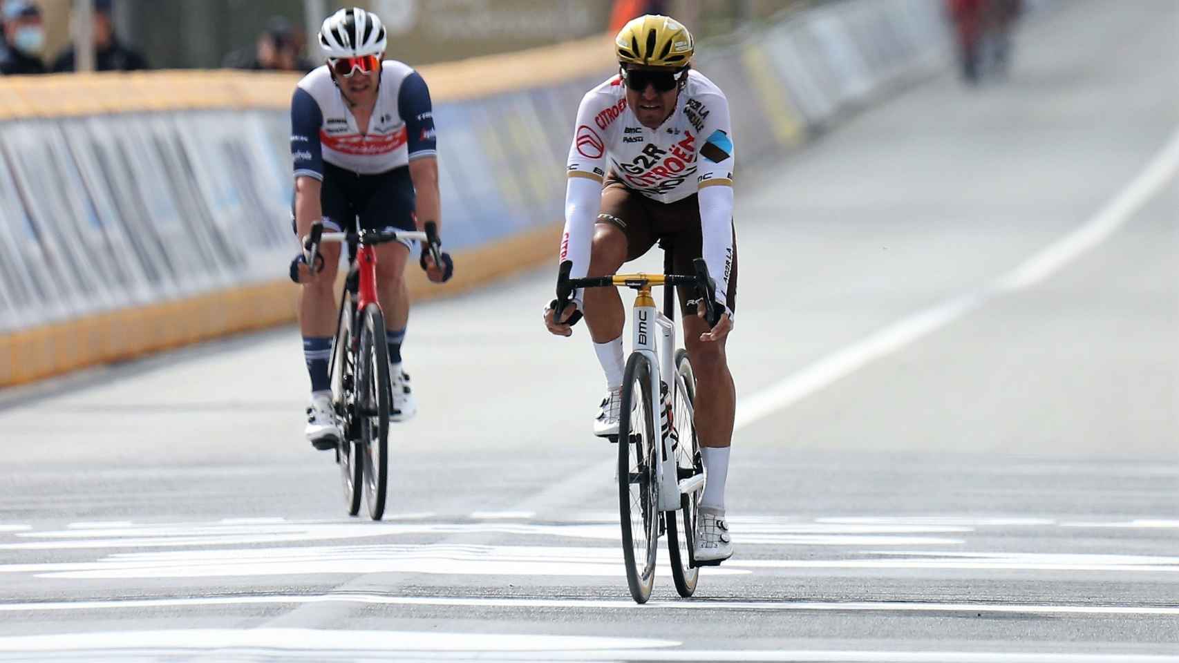 Greg Van Avermaet llegando a la meta en el Tour de Flandes 2021