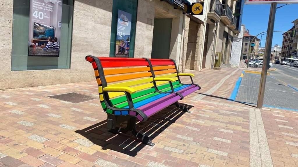 Banco 'LGTBI' de La Roda (Albacete). Foto: Ayuntamiento de La Roda