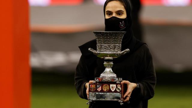 Una operaria muestra el trofeo antes de la final de la Supercopa de España.