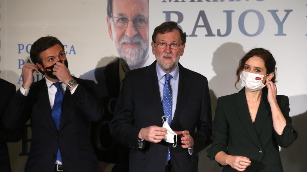 Mariano Rajoy junto a Pablo Casado e Isabel Díaz Ayuso en la presentación de 'Política para adultos'.