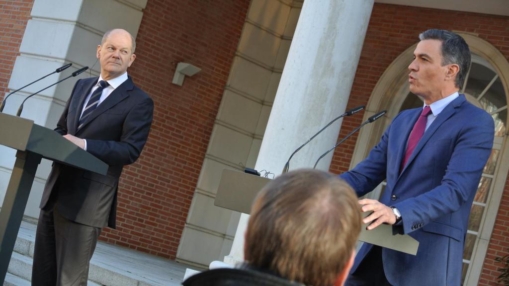 El presidente español, Pedro Sánchez, recibe al canciller alemán, Olaf Scholz, en Moncloa.