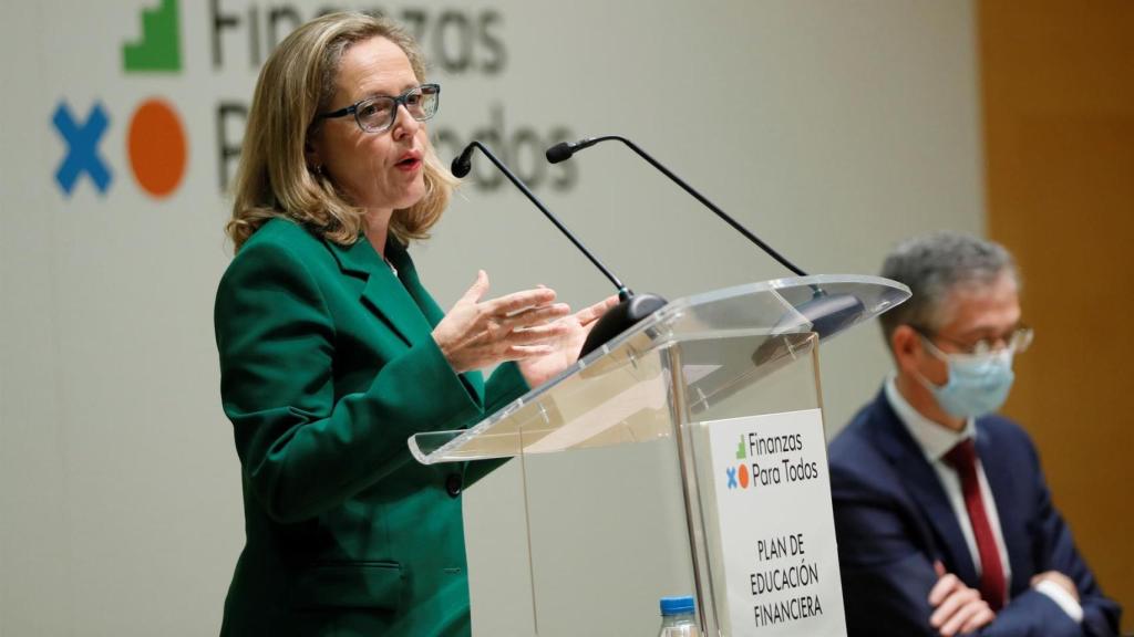 La vicepresidenta primera del Gobierno y ministra de Asuntos Económicos, Nadia Calviño, durante la firma de un convenio de colaboración con el Banco de España y la CNMV para impulsar la educación financiera.