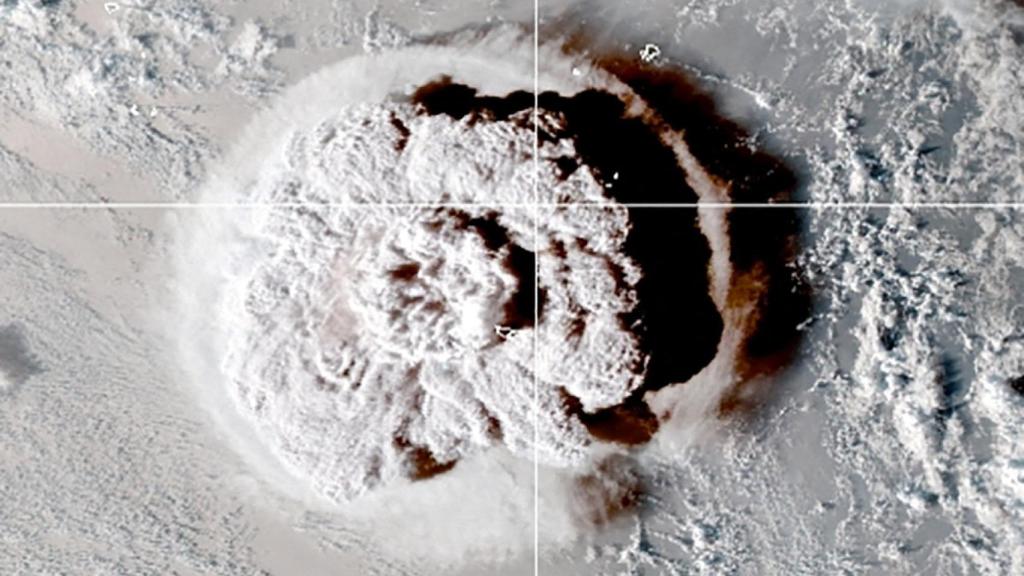 La vista de satélite del volcán Tonga.