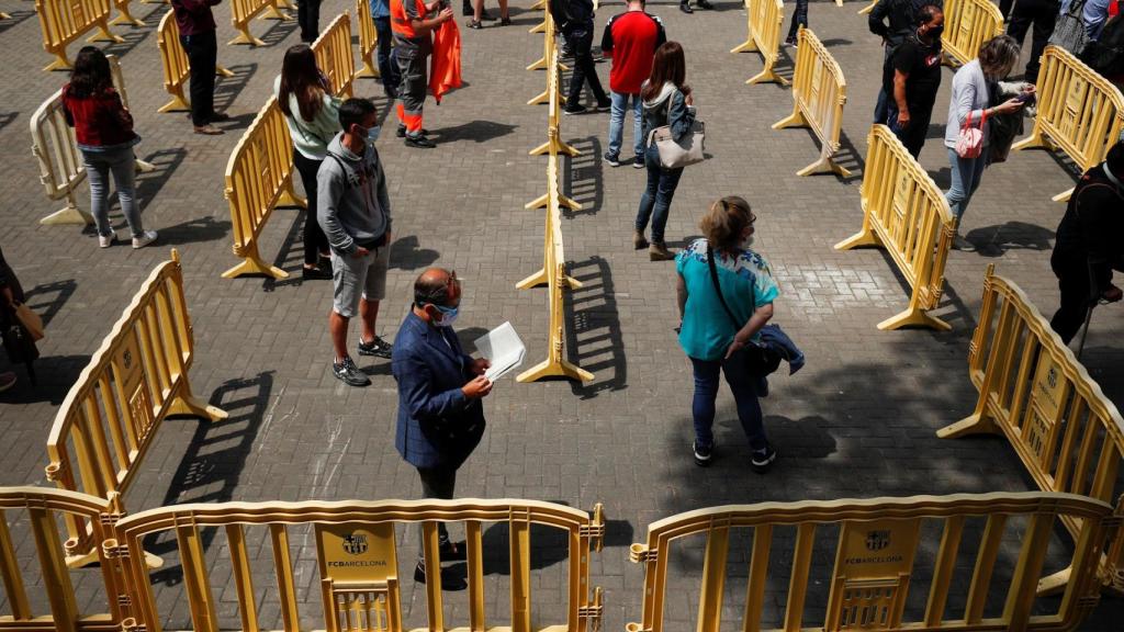 Colas frente al estadio del F.C. Barcelona para vacunarse contra la Covid.