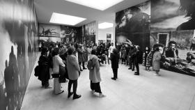 Un grupo de personas visita en A Coruña la exposición ‘Peter Lindbergh: Untold Stories’.