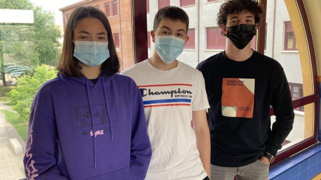 Los tres jóvenes premiados por la FAD.