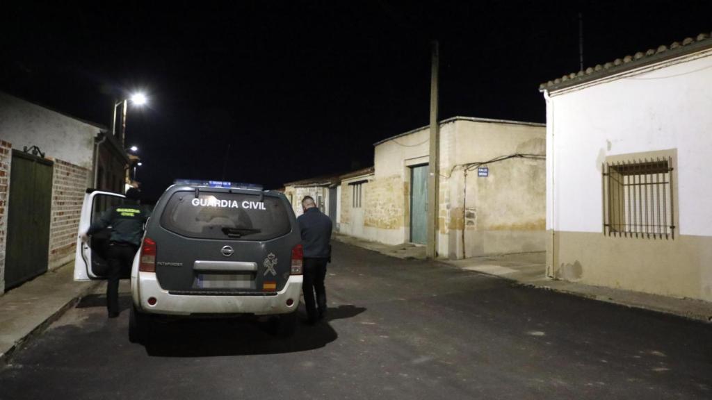 David Arranz / ICAL . En la localidad salmantina de Arcediano, una mujer convive durante semanas con el cadáver de su hermana gemela. En la imagen la guardia civil en la calle de la vivienda