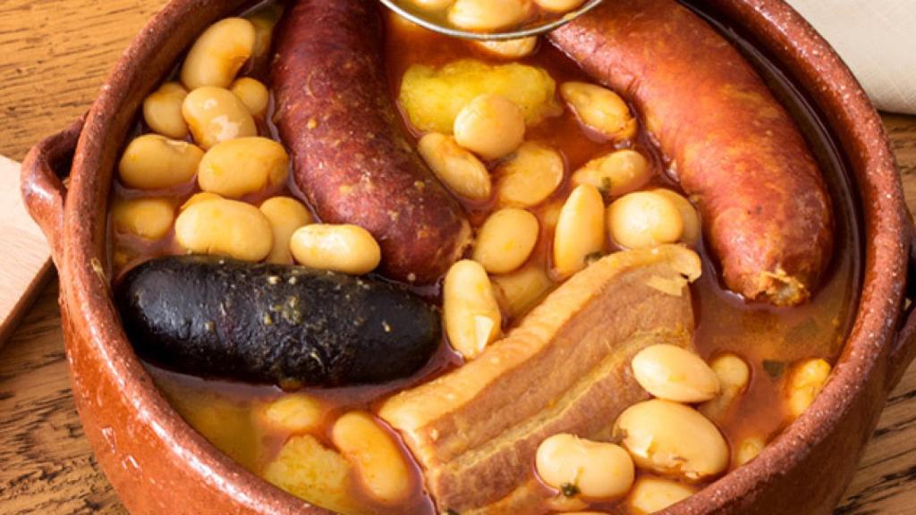 Un plato caliente de fabada asturiana.