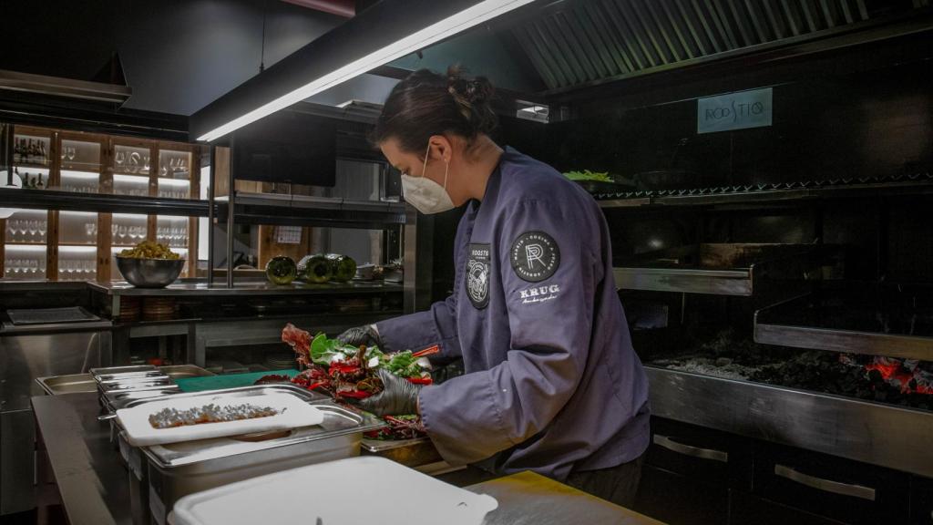 Carmen Acero prepara la pizza en la cocina.