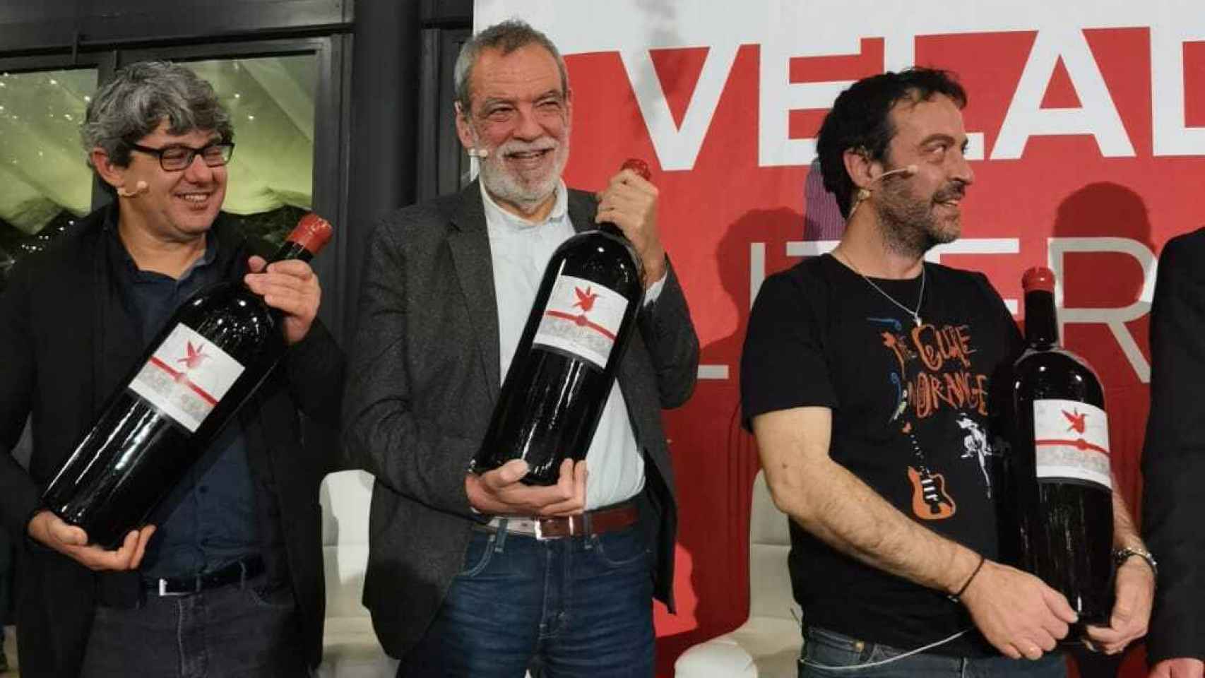Mercero, Díaz y Martínez reciben las botellas dedicadas a su creación de 'La Bestia'.